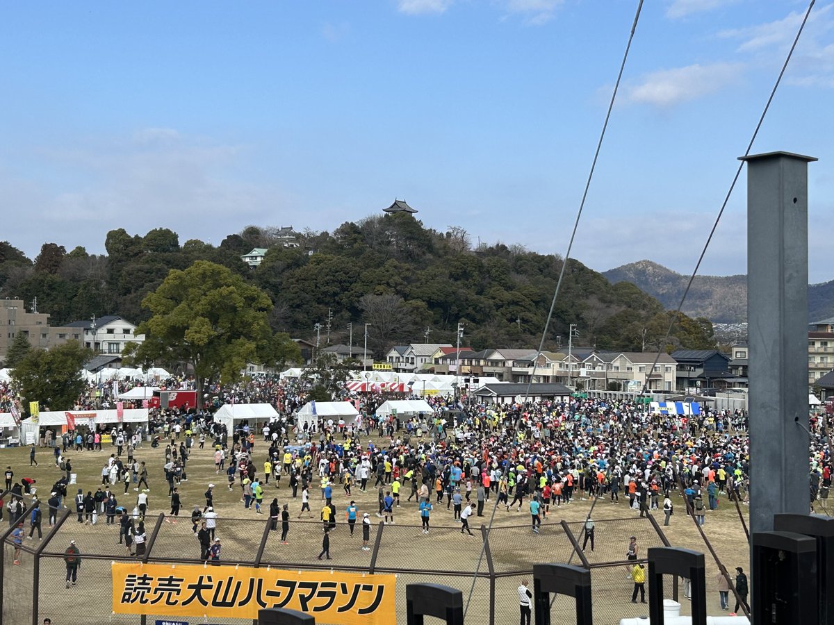 _aya05_sp's tweet photo. 彼氏のハーフマラソン応援してきた
私からしたら完走してるだけで尊敬なのに1時間半切ってるし6,000人中300位台前半だしかっこよすぎる
私も距離は短いけど4月に初めてこういうの参加するからもっと練習頑張ろ https://t.co/pamtDFcraj