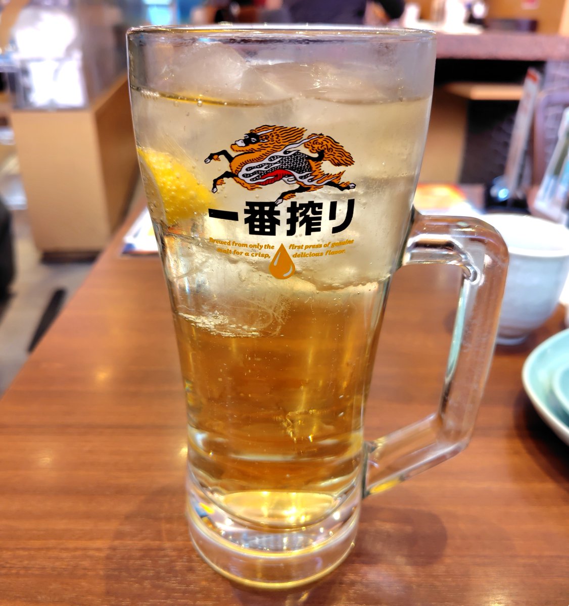 esekoube's tweet photo. 鯛の煮付け
カキフライ
ドデカハイボール
嘉文　金山店：名古屋市

久々の金山でフラッと一杯。
大好きなブランド鯛の鯛一郎クンが刺身のメニューにあったので刺身と迷いましたが敢えて煮付けを注文。
広島の牡蠣も大概だが鯛一郎クンはうまい加熱しても本当にうまい。
頬の肉が実にうまい。

他、カツオ刺身やホタルイカの天ぷら、揚げ出し豆腐等頂きました。

Boiled Sea Bream
Fried Oysters
Double-Ball Highball
Kabun Kanayama Branch: Nagoya City