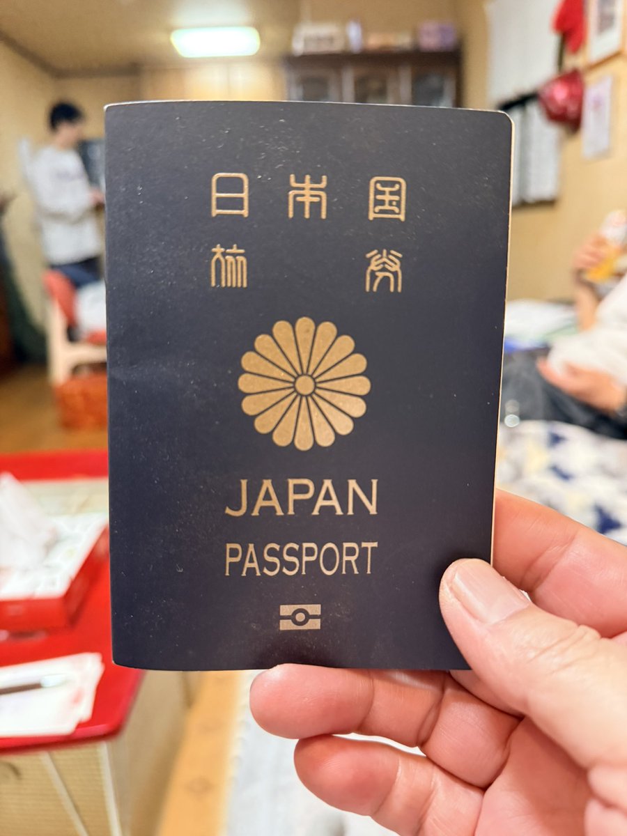 パスポートが出てきた 海外は20回以上行ってたな 期限切れてた 黒は10