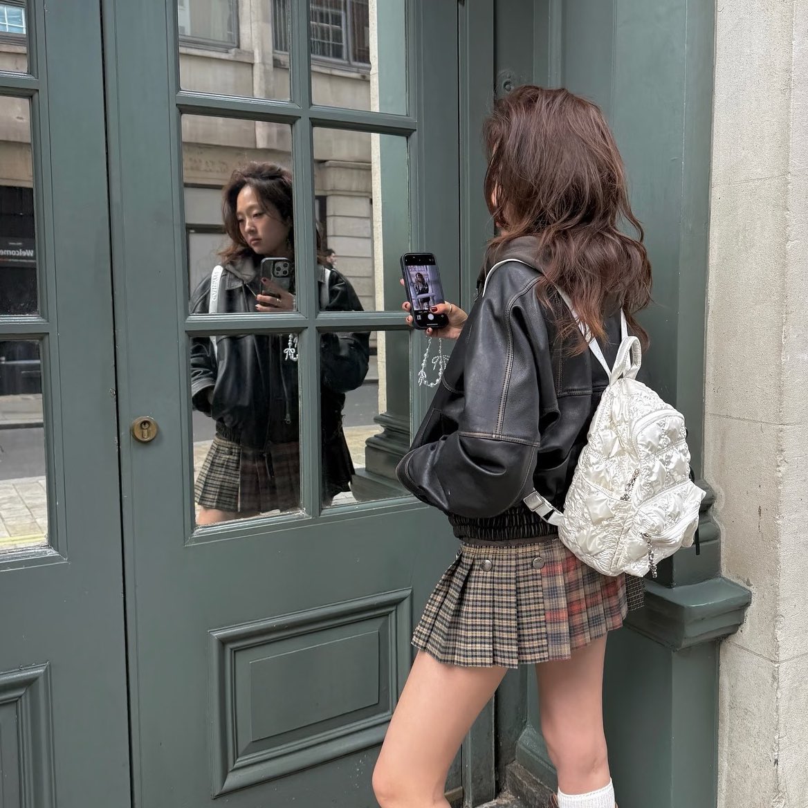 Carlyn mellow Sale40% ✨
〰️ ราคาใบละ 1490฿ 〰️ ปกติใบละ 2500฿

🎒✨ กระเป๋าเป้ทรงน่ารัก ลายควิลท์นุ่มฟู ใบเดียวเอาอยู่ทุกลุค! ขนาด 20.5x29x11 cm
มีให้เลือก 4 สีสุดคลาสสิก
🤍 Pearl White – ขาวมุกละมุน ดูสะอาดตา
🩶 Spring Gray – เทาอ่อนสุภาพ แมทง่าย
🖤 Black – ดำคลาสสิก ใช้ได้ทุกวัน