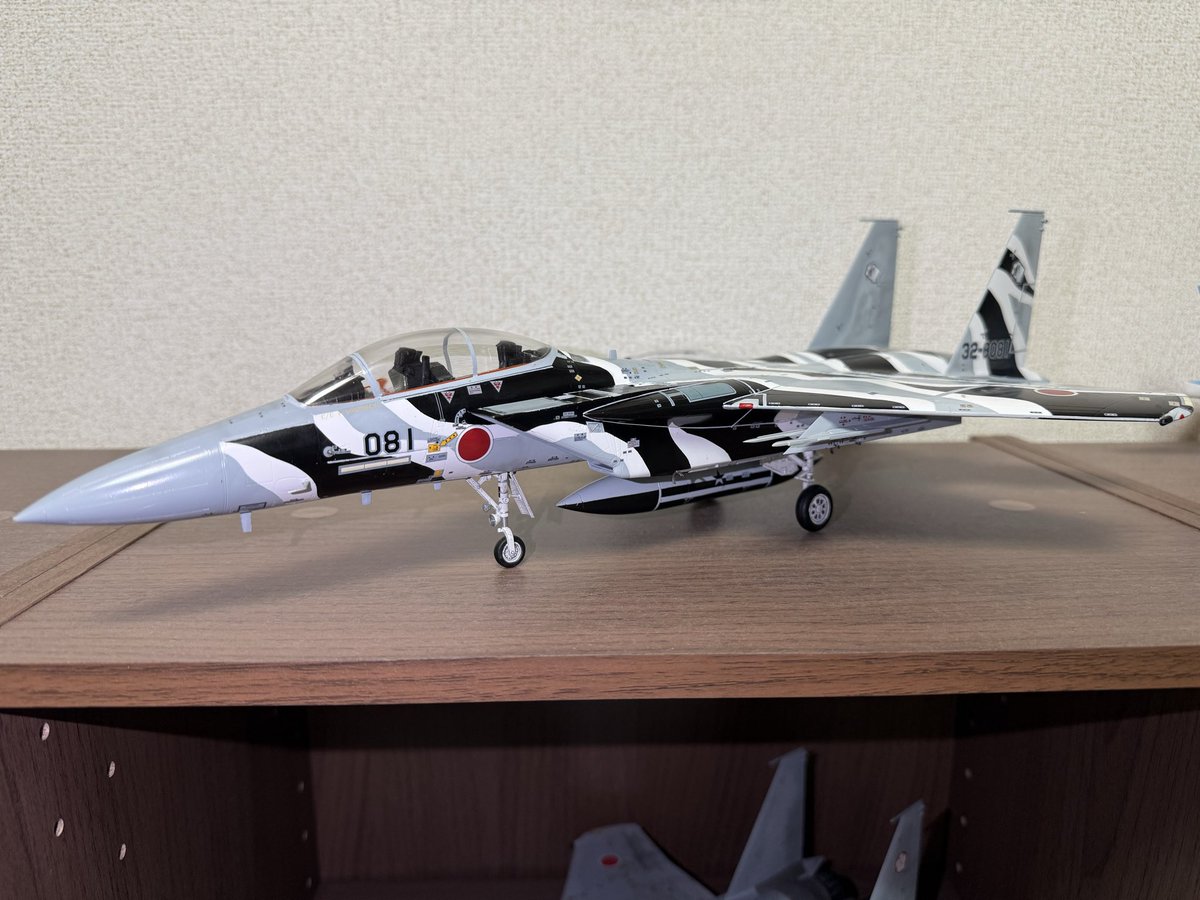 ハセガワ1/48 F-15DJ 32-8081 完成！
2015年に登場した白と黒のアグレッサー、通称ゼブラ。デカールはDXMデカールを使用。
新田原基地航空祭2015で、大雨の中アグレッサー新田原最後の展示飛行の3番機として飛んだ、あのキレのある機動の思い出に浸りながら製作。