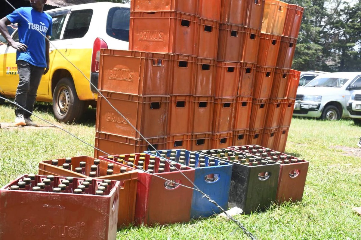 MagazineJimbere's tweet image. 💰 8 vaches d’une valeur de 9 800 000 FBU, des bières Skol fabriquées au #Rwanda estimées à 1 500 000 FBU, ainsi que des boissons de la @brarudi_sa évaluées à 1 375 600 FBU ont été vendues aux enchères ce 20 février 2026 à #Kayanza(@PButanyerera)

🚔 Ces biens avaient été saisis