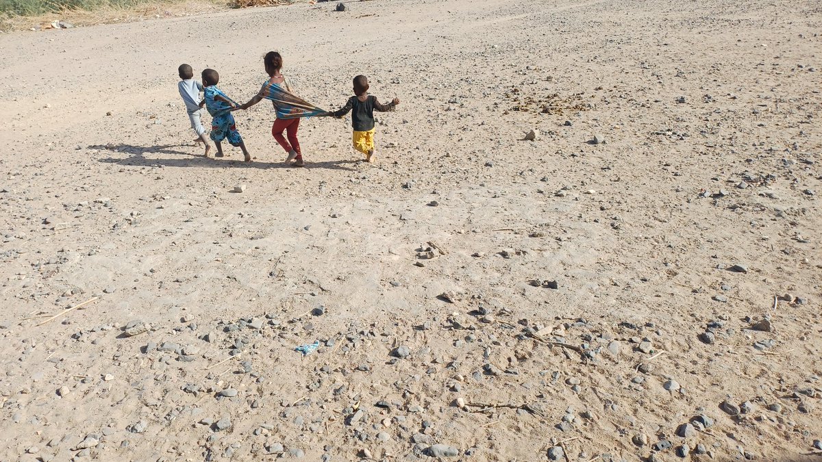 ABOUBAKERAMHMED's tweet photo. Pas de télévision.Pas de tablette. Pas de jouets dernier cri.Juste du sable,des cailloux,le soleil,et des mains qui se tiennent. Et pourtant, regardez-les courir,rire,s'entraîner les uns les autres.Cette photo me rappelle q le bonheur n'a pas besoin d'un écran pour exister. https://t.co/zRSMW9BAJm