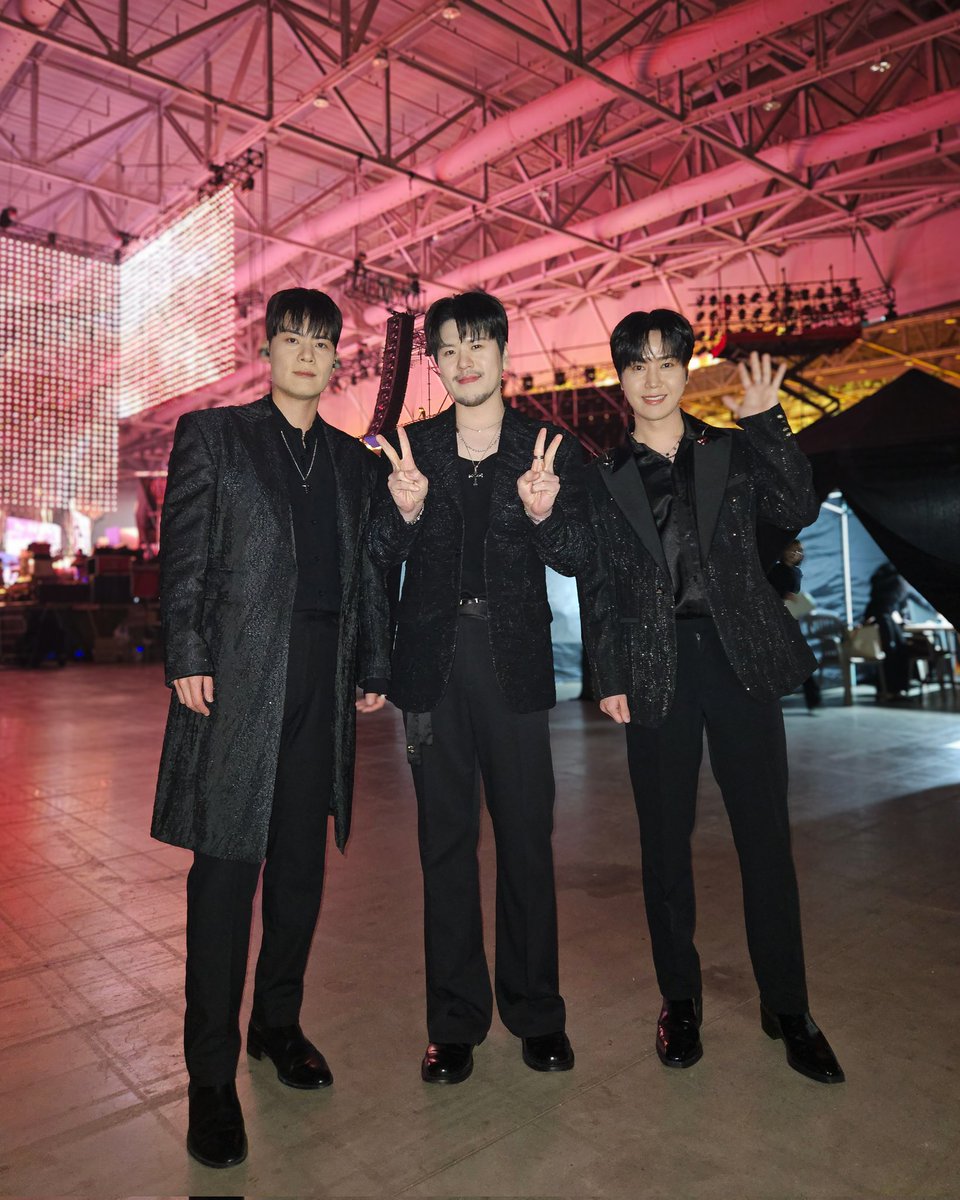 KBS1 <열린음악회>

'Alive'와 '초우', 극과 극의 노래를
다 소화하는 짱포엠 어떻게 안 좋아하는데🥲

주말도 라포엠과 함께 마무리해요💝

#LAPOEM #라포엠
#열린음악회 #ALIVE
#유채훈 #최성훈 #정민성
#YouChaehoon #ChoiSunghoon #JeongMinseong