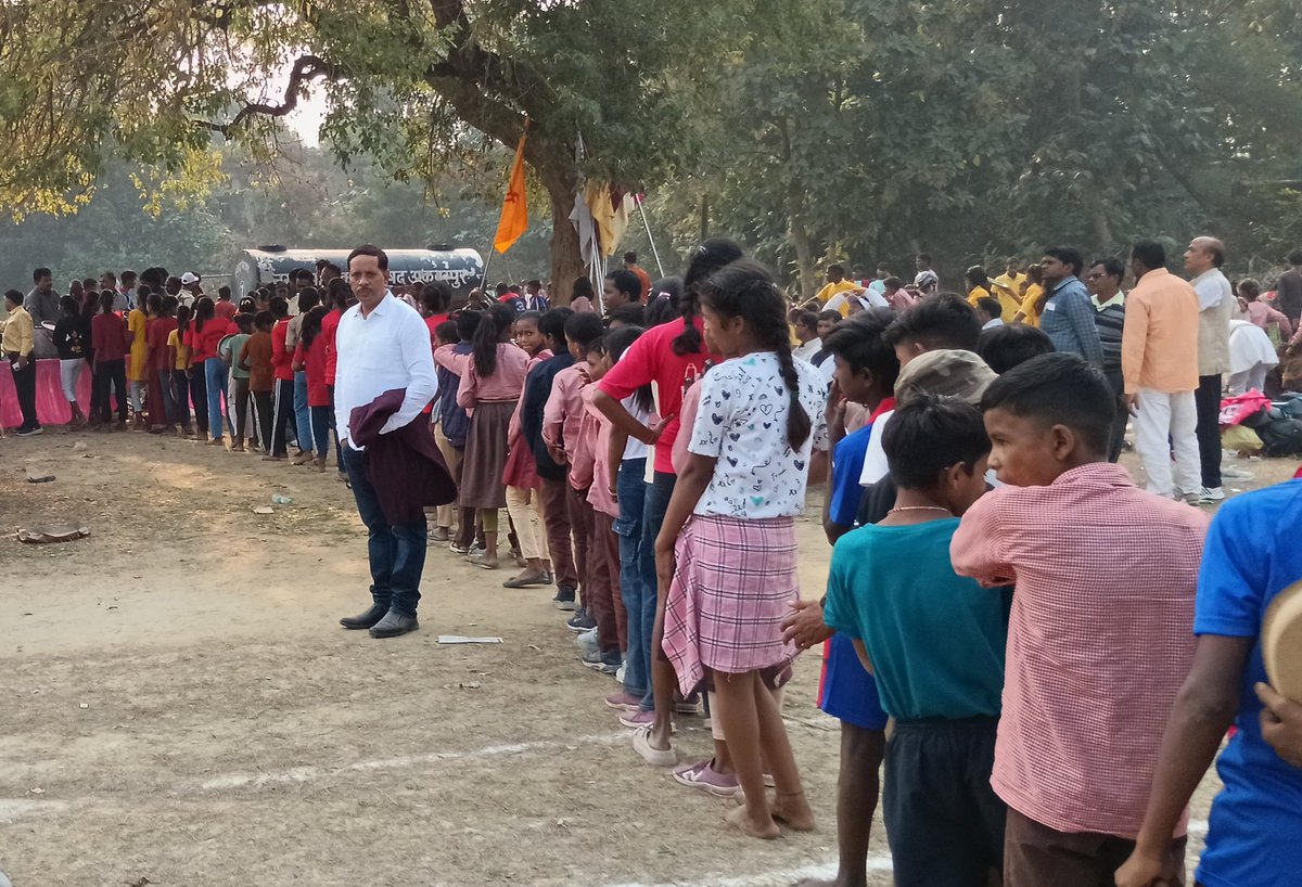 UpdSanjay's tweet photo. "लोकतंत्र की सबसे ऊँची दहलीज से फरियाद है,
बचा लो उन गुरुओं को, जिन्हें अपना धर्म याद है।"
जय हिंद 
#JusticeForTeachers
@DrDCSHARMAUPPSS @BJP4India @dpradhanbjp @RahulGandhi @yadavakhilesh @myogiadityanath @harishkumaUPPSS @bstvlive @rajnathsingh @JagranNews @Aamitabh2 https://t.co/xlSn14pne7