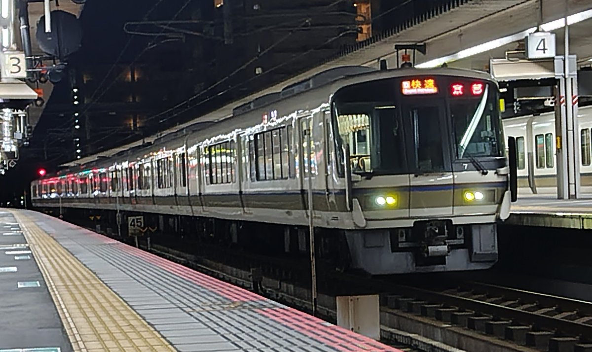 Nyantamu_HS310's tweet photo. 奈良18:37発
奈良線 3610M
[D]快速京都
（快速70号）
221系ﾅﾗNC610編成
[D]快速京都行きは朝と夕方に運転してます
3月14日ダイヤ改正で消滅します
タブレットによる自動放送流れてます
うれしートの放送も対応してました
モハ221-7で録音しました https://t.co/DXCr8CqEcZ