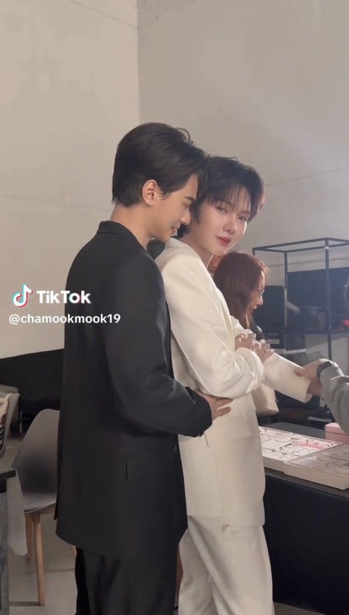 ละสายตาจากตรงนี้ไม่ได้เลย หยุมพุงแงวไม่เว้นวัน