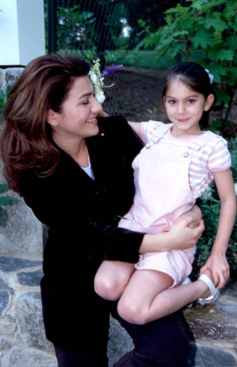 شاهدخت نور پهلوی در آغوش زنده یاد شاهدخت لیلا پهلوی