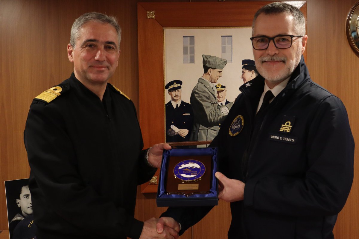 ItalianNavy's tweet image. Ad #Augusta, a bordo della fregata #SpartacoSchergat, è avvenuto l’incontro tra il Comandante Tattico dell’Operazione #MediterraneoSicuro, contrammiraglio Cristo Salvatore Traetta, e il Force Commander dell’ @EUNAVFOR_MED Irini, contrammiraglio Spyridon Pollatos, due importanti