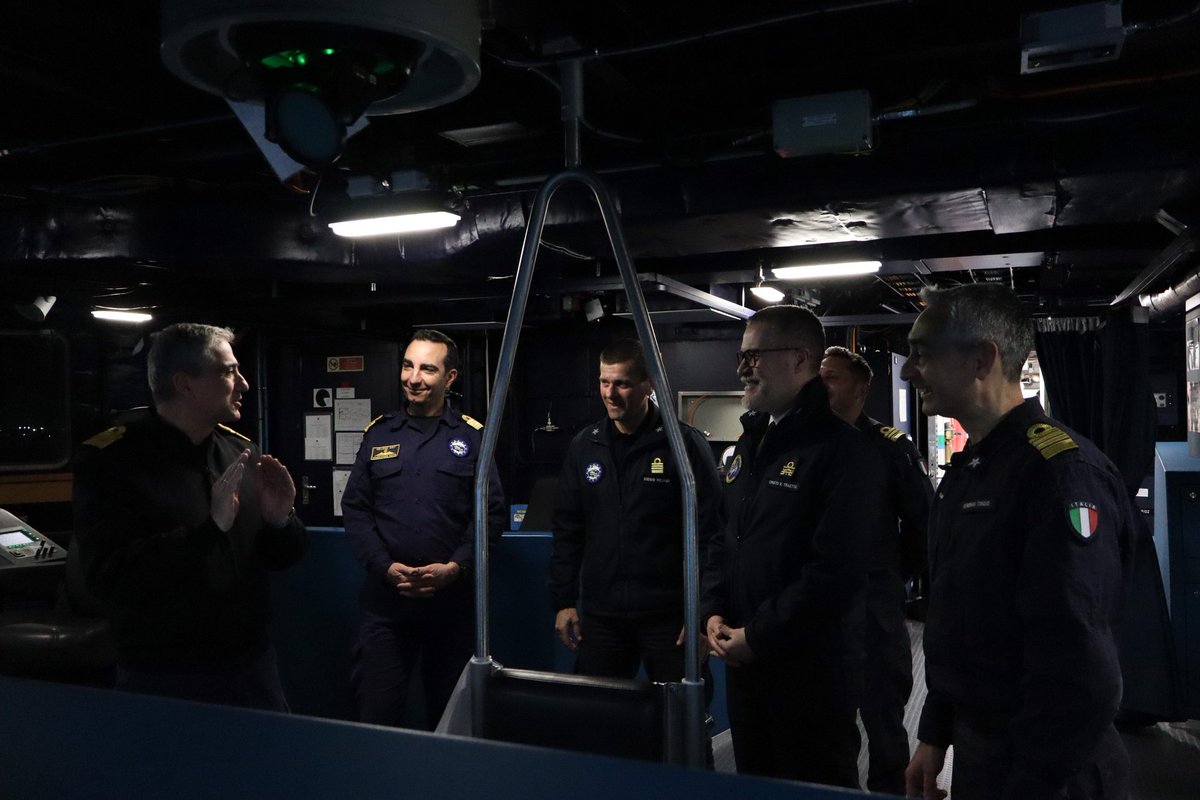 ItalianNavy's tweet image. Ad #Augusta, a bordo della fregata #SpartacoSchergat, è avvenuto l’incontro tra il Comandante Tattico dell’Operazione #MediterraneoSicuro, contrammiraglio Cristo Salvatore Traetta, e il Force Commander dell’ @EUNAVFOR_MED Irini, contrammiraglio Spyridon Pollatos, due importanti
