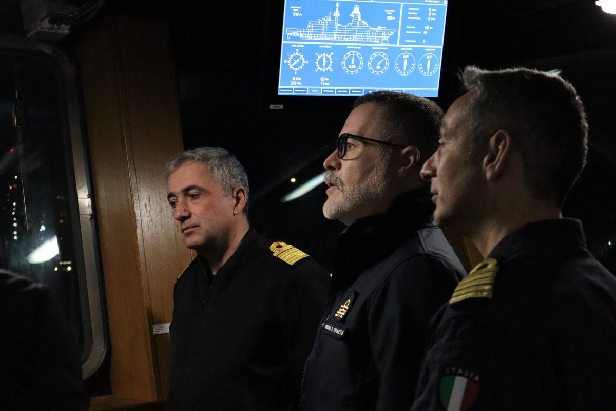 ItalianNavy's tweet image. Ad #Augusta, a bordo della fregata #SpartacoSchergat, è avvenuto l’incontro tra il Comandante Tattico dell’Operazione #MediterraneoSicuro, contrammiraglio Cristo Salvatore Traetta, e il Force Commander dell’ @EUNAVFOR_MED Irini, contrammiraglio Spyridon Pollatos, due importanti
