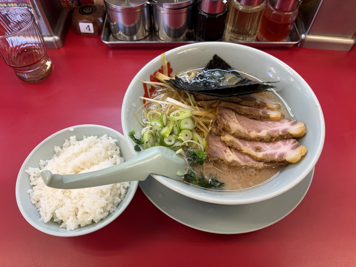 山岡家 牛久店 (茨城)

実家に帰った際、かつては親に車で送ってもらって食べに行っていたラーメン屋に初めて自分の運転で。

味こいめ
油普通
麺固め

がおすすめ。

長妻怜央

#一緒に行こうよ町中華
#町中華 #7ORDER