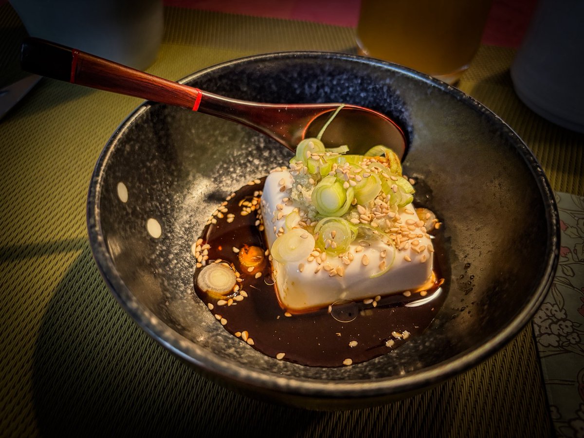 Das ist doch mal eine tolle Überraschung! Meine Frau hatte gestern nicht nur Sushi und Takoyaki aus Little Tokyo mitgebracht, sondern auch andere Leckereien (wie Seidentofu). Und heute gab es zum Frühstück (unter anderem) Hiyayakko 😉😁🤤 also Tofu mit Ingwer, Frühlingslauch, etc