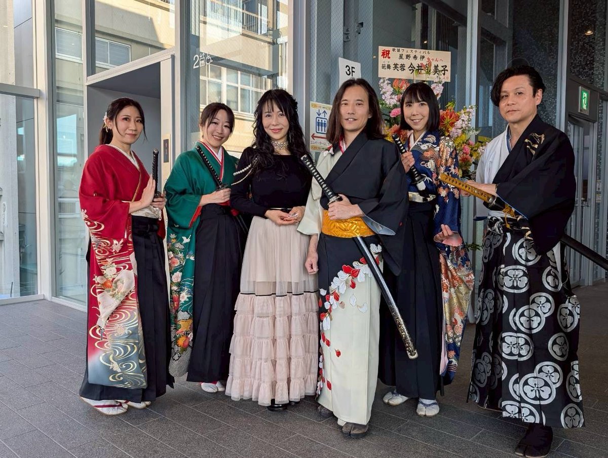 miyabi_yash's tweet photo. 第1回星野希伊歌謡フェスティバル出演、終了致しました！希伊さんの素敵なシャンソンの歌声、そしてポップスの力強い歌声に聴き惚れてしまいました🎶

次は殺陣でもお手合わせ出来る日が来るかも？
本日はありがとうございました(*´-`)

#米山流殺陣術
#雅魅
#星野希伊 https://t.co/E2tfEwglOQ