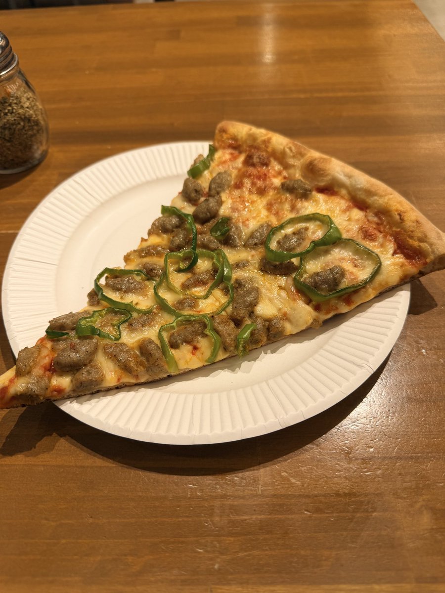 アメリカなピザが食べたくて昼間検索したら下北にあるだと😳今宵は下北