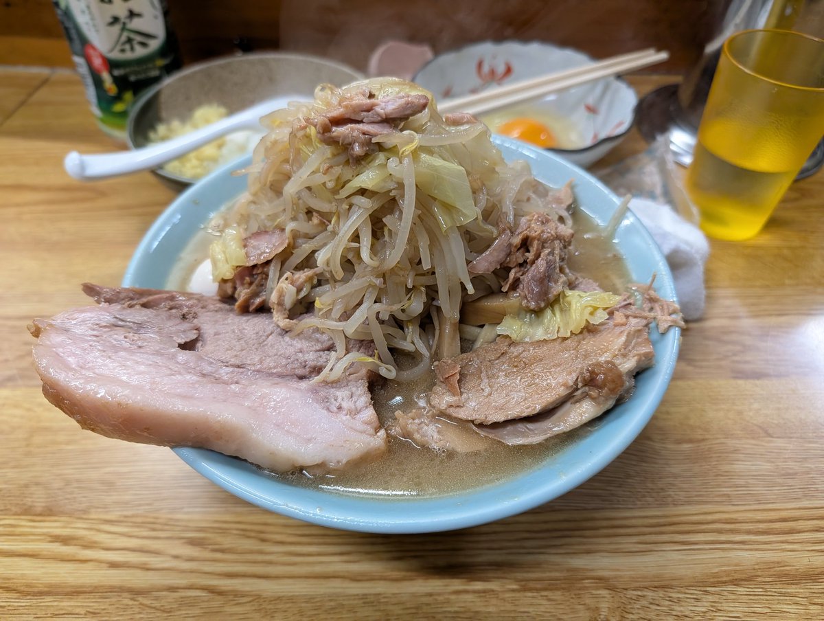 metabonian's tweet photo. 2/20　19時35分　ラーメンそら
待ち2人に接続。
ラー半硬味薄脂少🧅🥚
約1ヶ月ぶりの訪問。
12周年おめでとうございます。

最高の味だからこその周年。
麺ボキボキでウマい💯
クタ野菜は伝承の味📜
🐷がデカい！柔らかい！

本日も言う事なしの1杯でした。🙏　
ペットボトル忘れました。ｽﾐﾏｾﾝ。 https://t.co/hD9XegCFdB