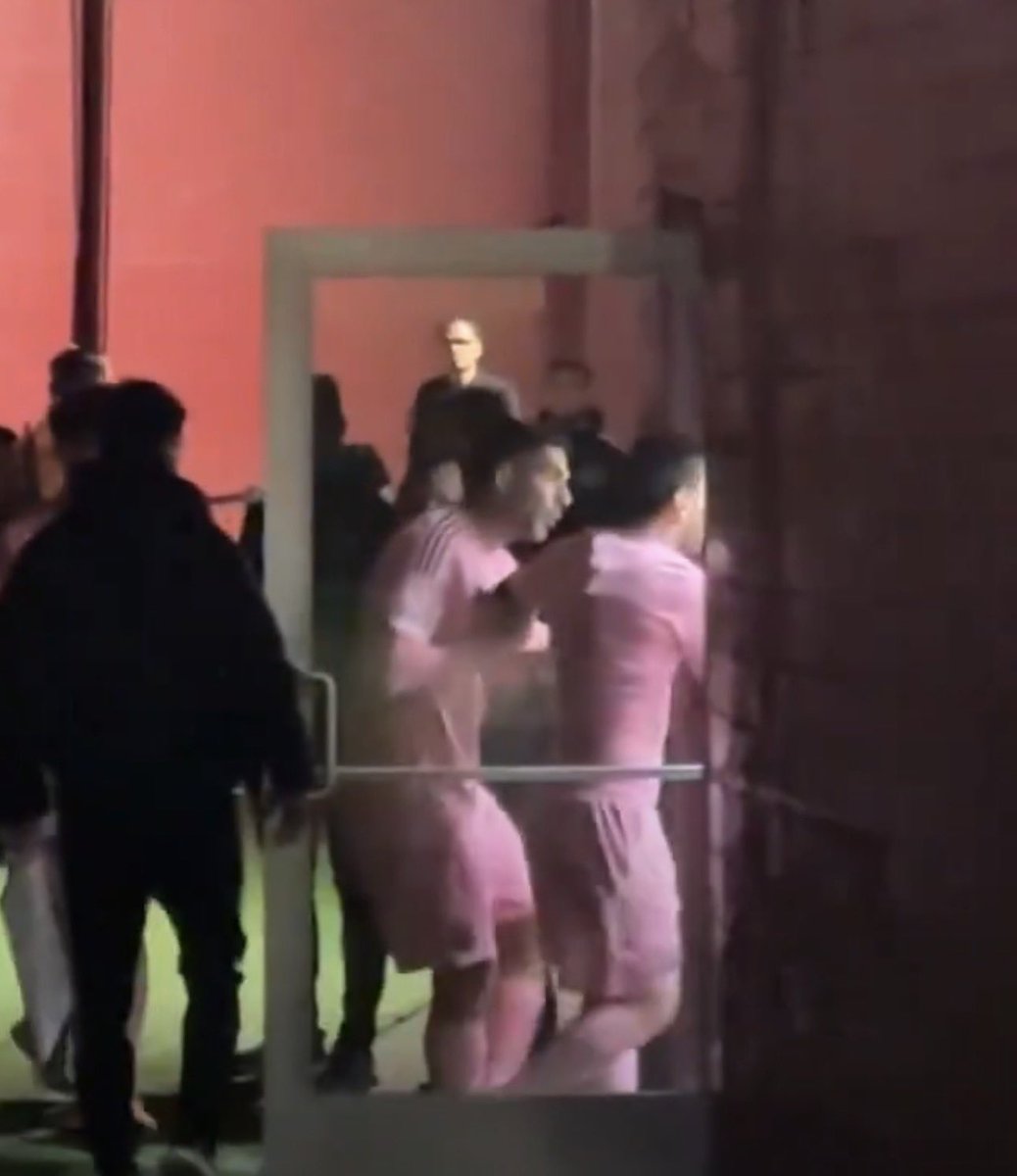 🤯🚨 𝗠𝗔𝗝𝗢𝗥 𝗕𝗥𝗘𝗔𝗞𝗜𝗡𝗚:Footage has been released of Lionel Messi trying to confront the referee after the FT whistle, Luis Suárez had to stop him from entering the referee’s dressing room by pulling his arm. 

Lionel Messi was seen FURIOUS.