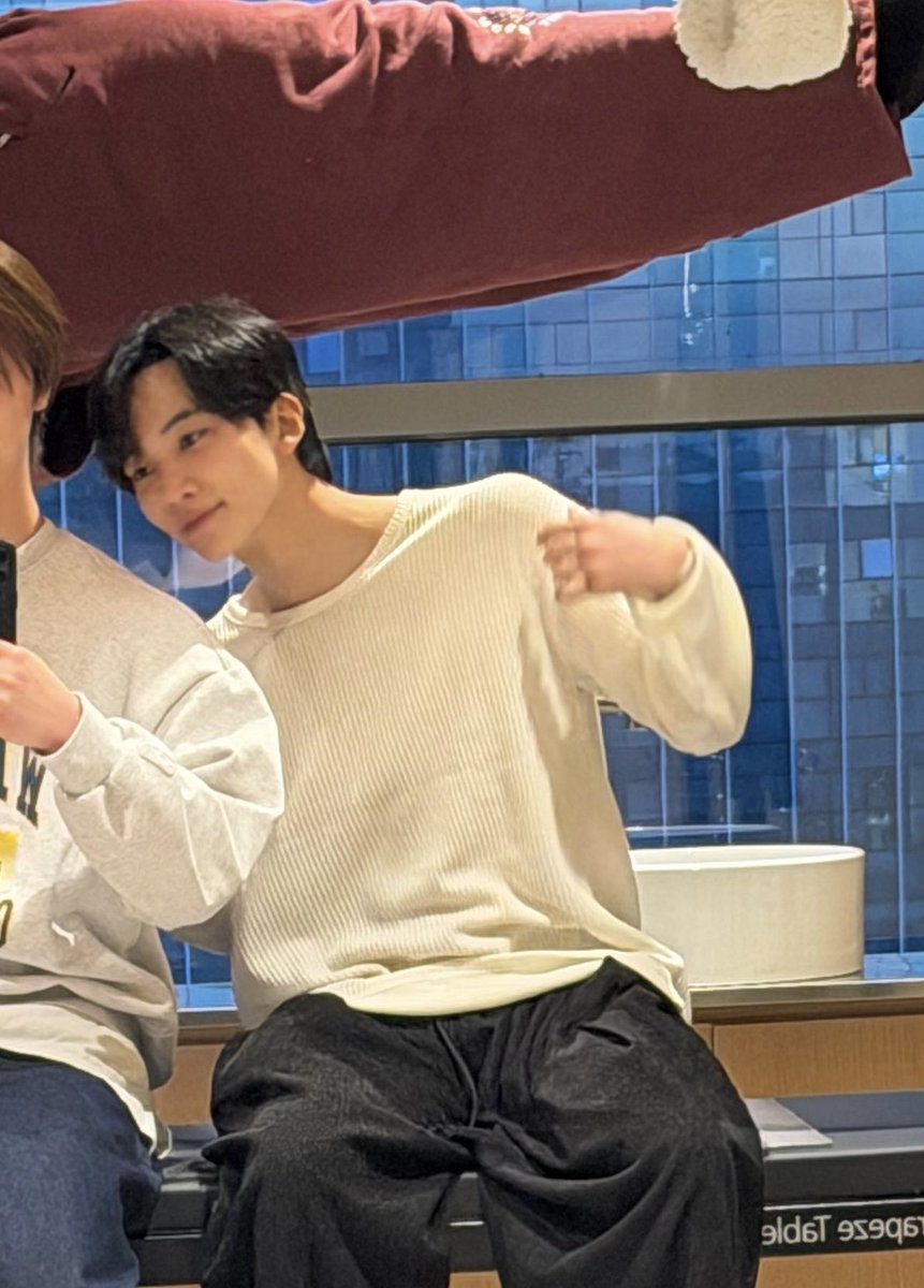 ㅈㅅ한데 제가 그리고잇던 정한옵보다 어깨선이 좋으세요..
2디가 3디한테 졌다.......