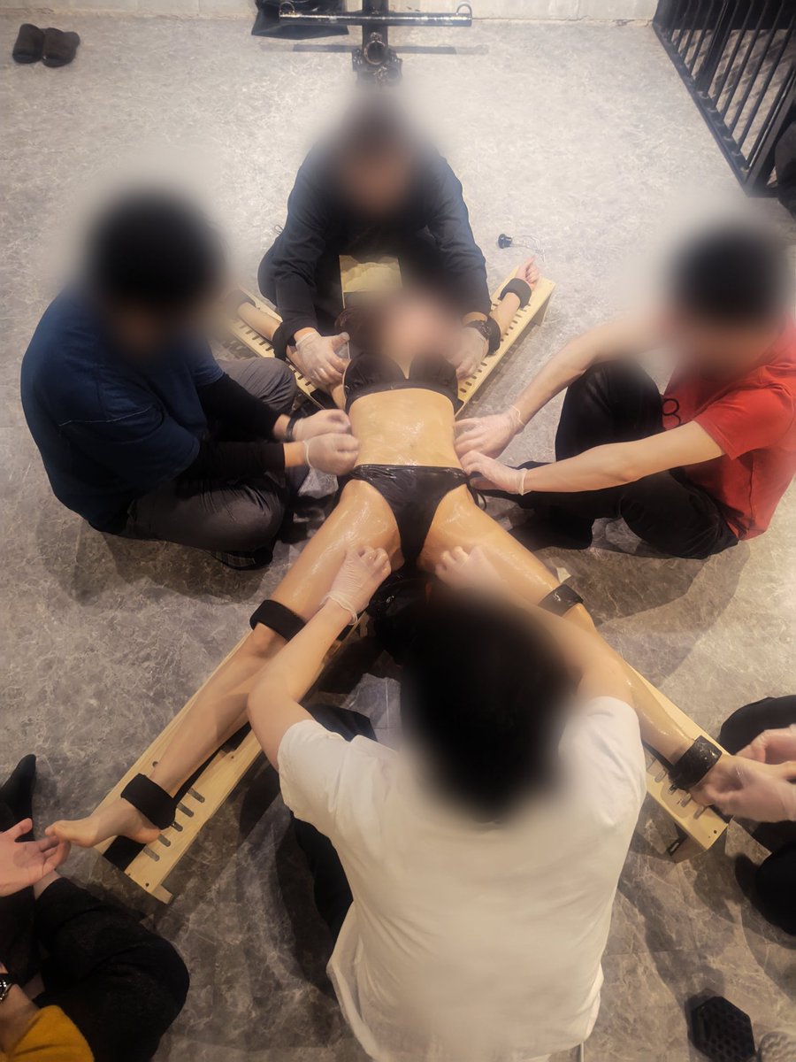 kusuguri_zigoku's tweet photo. 俺が号令を掛けるまで止まらないくすぐり地獄。四肢を限界まで広げた無防備な体、防御も回避も不可能な8点拘束。美しいとは思わないか？ https://t.co/YnyjRFfcnh
