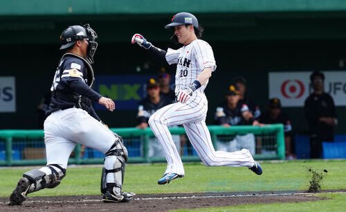 侍ジャパン】周東佑京、23年大会ほうふつの快足 佐藤輝の左翼線への