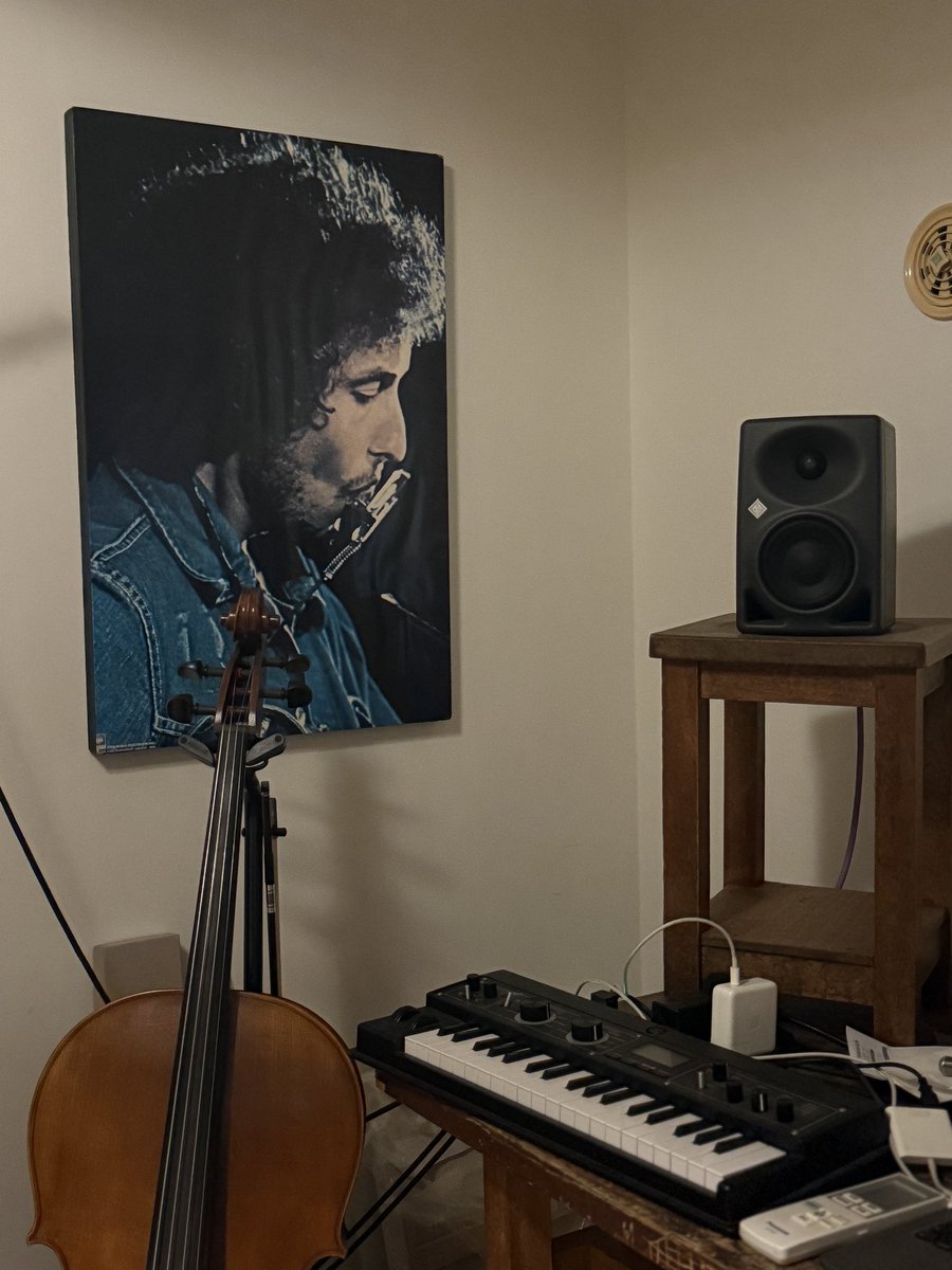昨日買ったボブディランポスターは僕のアトリエの中にある音楽スタジオ