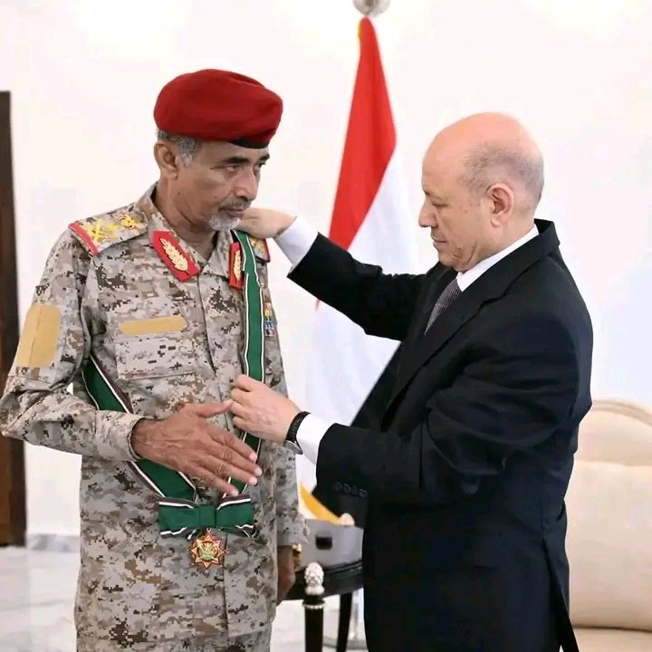 bn_yd1's tweet photo. العليمي يصعد الموض��ع بعد اغلاق المجلس بكله ويتم دفنه في عدن ويرسل تحذير اوقفو التحريض والفوضاء داخل عدن ان لم يتم ايقافها والعبث بأمن عدن فقد يعطي لدوله الذريعه لذهاب الي ابعد مما تتصورون فعليكم ان تنتظرو الاسوا قد تصل الحملات الي القرى وواوواا اتركوا البلطجه اني لكم من الناصحين. https://t.co/8mh0b8WLyI