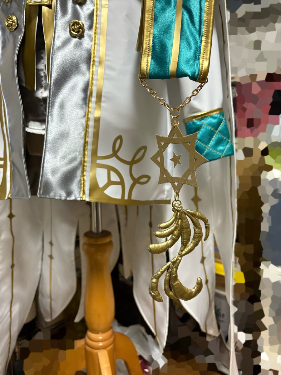 そういえば今日のこれ…真ん中の星をどうやって浮かせてるのか聞かれたんだけど、これの元素材は硬質カードケースです(笑)
貼れるレザーを切り抜いて両面貼り付けて星形に切り抜いただけ👍
一つの硬質カードケースで板が2枚取れるし強度もあるから小物作るならおすすめ😊