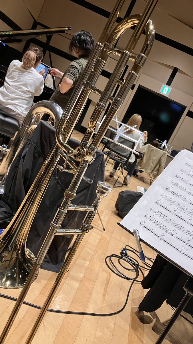 全体リハーサル始まりましてトロンボーンパートもわいわいしております！

ぜひ会場でその迫力を！
ーーーー
ジャズ吹奏楽団【Wind Roots】第3回レギュラーコンサート
2月26日(木)
18:30開場／19:00開演
渋谷区文化総合センター大和田 さくらホール

▼チケットはこちら▼
teket.jp/8874/62768