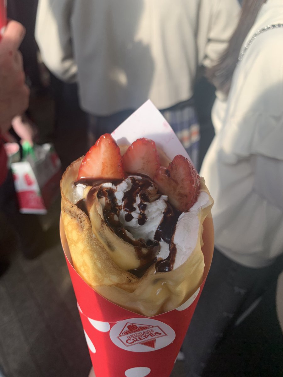 赤レンガ倉庫でやっている#yokohama strawberry festival2026に行ってまいりました🍓

いちごの乗ったピザなどがあり、どこのお店も苺ずくしでとても美味しくて楽しかったー！！

ただ、苺を食べるのに夢中になりすぎて、一番最初のクレープ以外の写真を撮り忘れるという失態を犯してしまいました…。