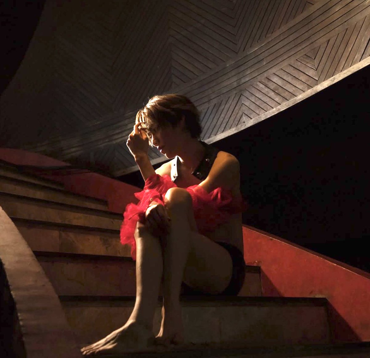 จนตอนนี้ชั้นยังสงสัย ชีสั่งเสื้อ(เส้น)อันนี้มาไว้ทำอะไร คือป้าหัวใจจะวายทุกรอบที่เห็น ㅠㅠㅠㅠㅠㅠㅠㅠ