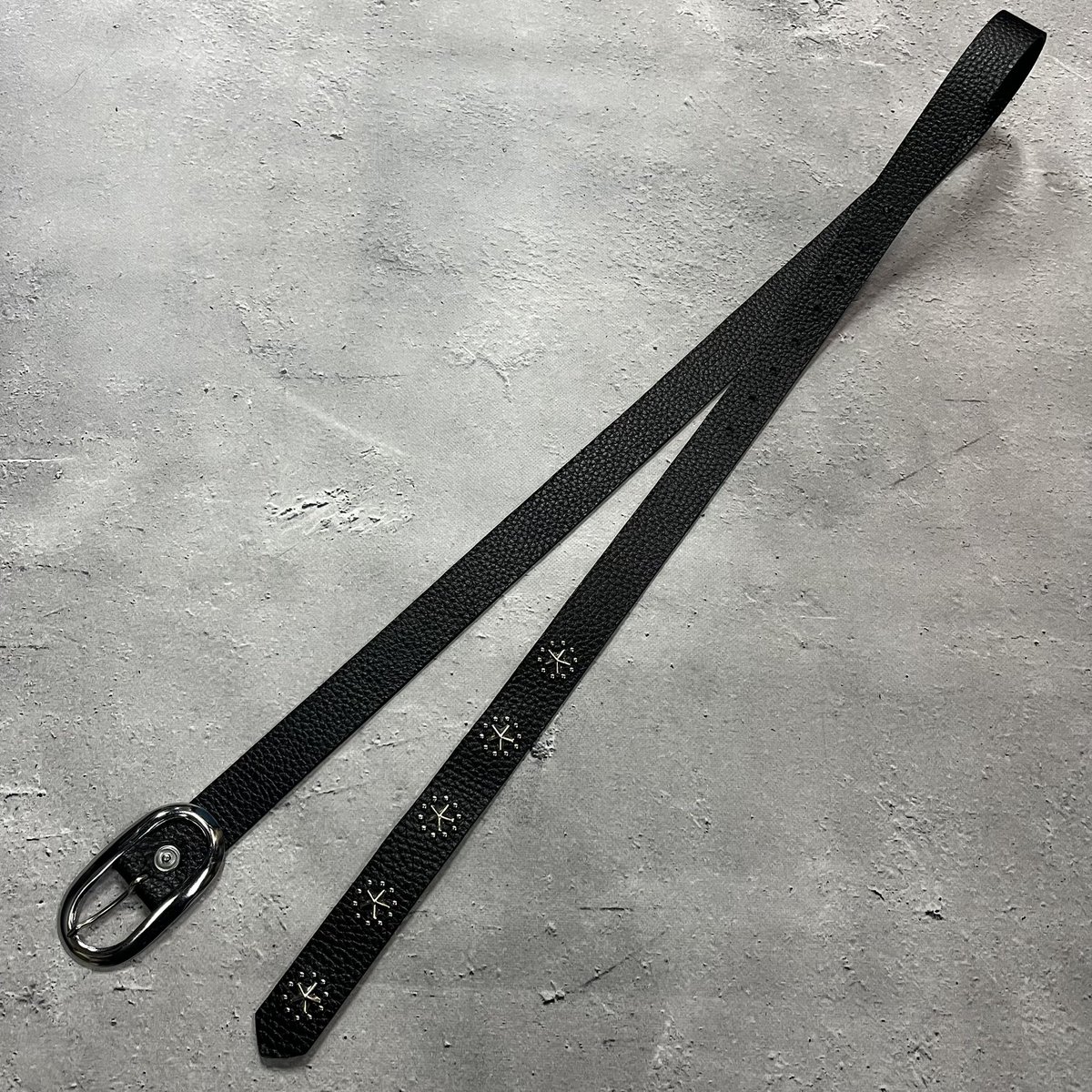 新作の本革で仕立てたコニカルスタッズを使用した24ミリ幅ナローベルト