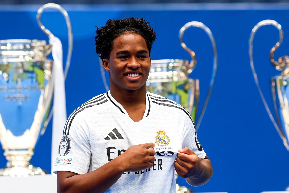 ActuFoot_'s tweet photo. 🚨 Endrick 🇧🇷 évoque les difficultés de la célébrité pour lui (il a été recruté à 16 ans par le Real Madrid) :

« 𝗖'𝗲𝘀𝘁 𝗱𝗶𝗳𝗳𝗶𝗰𝗶𝗹𝗲. 𝗧𝗿𝗲̀𝘀 𝗱𝗶𝗳𝗳𝗶𝗰𝗶𝗹𝗲... Les jeunes qui pensent que la célébrité n'apporte que des choses positives se trompent. 

Pour moi, 𝗖'𝗘𝗦𝗧 𝗨𝗡𝗘 𝗗𝗘𝗦 𝗣𝗜𝗥𝗘𝗦 𝗖𝗛𝗢𝗦𝗘𝗦 qui puisse exister, car vous n'avez plus de vie personnelle.

J'espère qu'un jour je pourrai profiter tranquillement de ma vie. »

(@telefoot_TF1)
