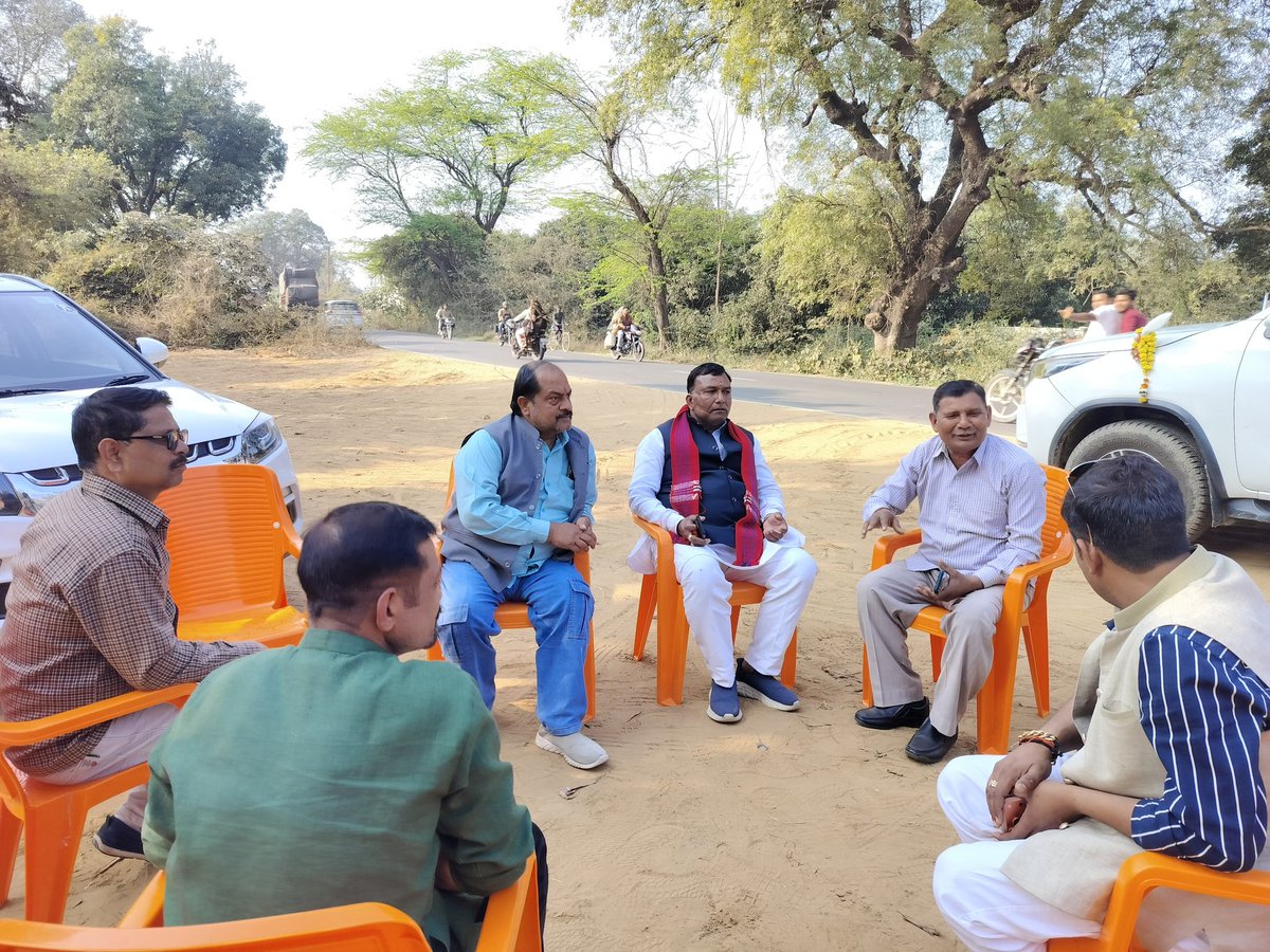 आज विधानसभा क्षेत्र बांगरमऊ के अंतर्गत ग्राम पंचायत जसरा मारुफपुर में प्रधान श्री जमुनाधर शुक्ला एवं श्री विनोद सिंह व ग्रामवासियों से मिलकर गांव के विकास पर चर्चा की।
#बांगरमऊ_के_श्रीकांत_कटियार 
#बांगरमऊ_मेरा_परिवार 
#162विधानसभा_बांगरमऊ 
#मेरी_विधानसभा_मेरा_स्वाभिमान

<a href="/BJP4UP/">BJP Uttar Pradesh</a>