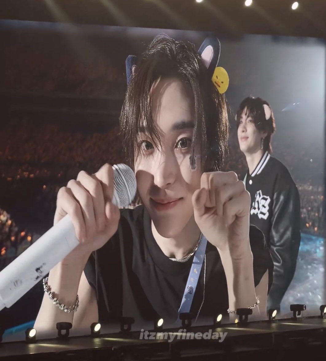 แอนตันที่กำลังมองจออยู่คือตัวแทนเบ้บรึนมาก พี่เข้าใจน้องชายทุกอย่าง