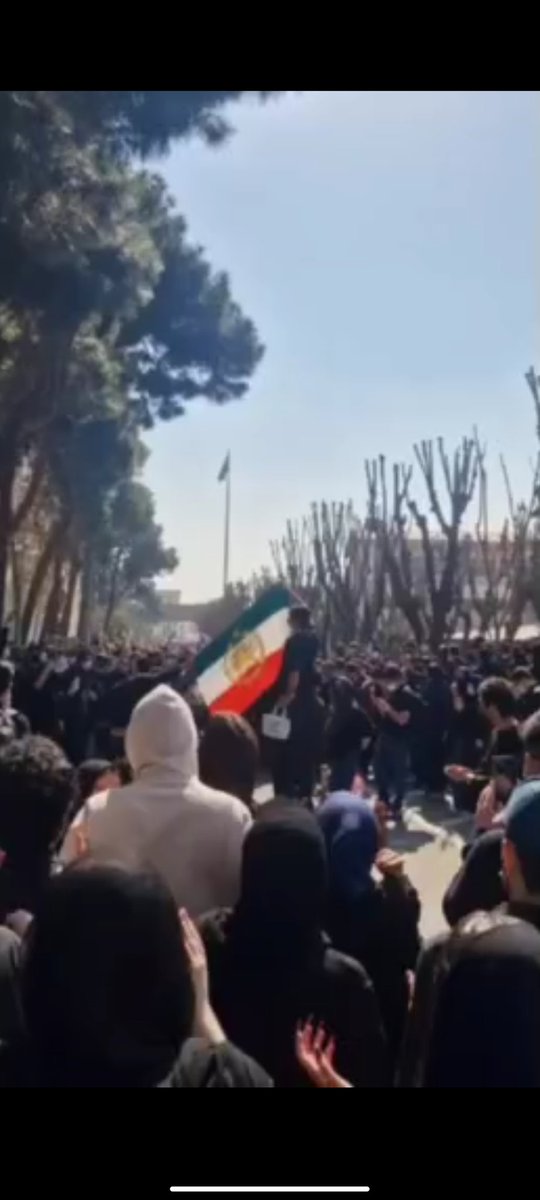 Iranziba125's tweet photo. 💥اون عرزشی های ک میگفتن چرا شبا میاین بیرون اینم جواب دانشجوهای باغیرت ایران زمین ب اون حروم زاده پرچم🇮🇷 شیر خورشید🇮🇷 وسط داشنگاه صنعتی شریف
👑پاینده ایران زمین👑
ریتوییت کن مشتی برسه ب دست عرزشی های حروم زاده عر عر نکنن
#KingRezaPahlavi 
#IranMassacre 
#IranRevolution2026 https://t.co/YhN7jFpDau