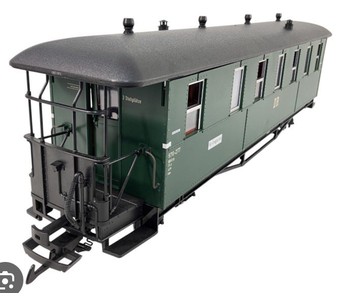 LGBは主力制式機が一台と客車2両、貨車2両くらい、あとはレールを買い