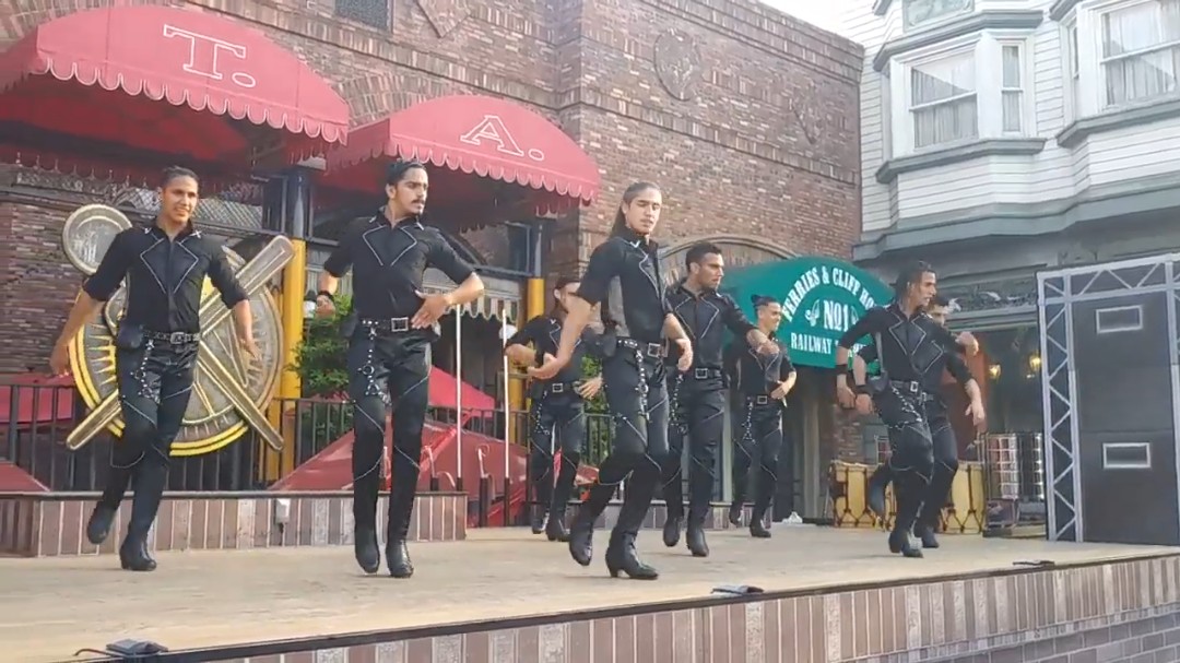 sister_meryl's tweet photo. 2019年にUSJでパフォーマンスしていた、アルゼンチンのダンスカンパニー・Malevo。超絶技巧で大人気でした。今年で、10周年を迎えたそうです。また、日本に来てほしいな。#USJ #USJファン #Malevo https://t.co/BVwuSYVc29