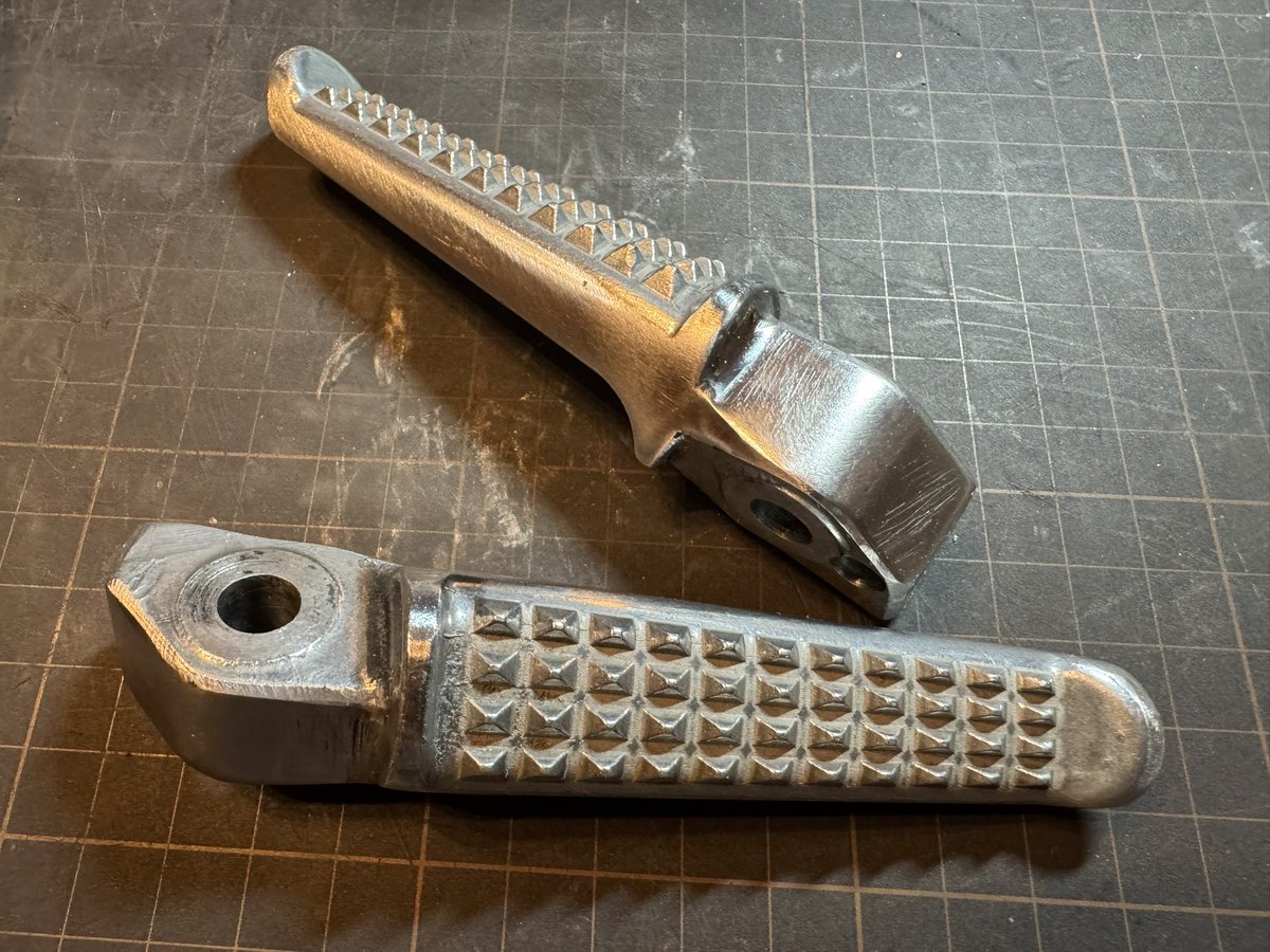 今取付とる純正タンデムステップは①番 次に取り付ける純正タンデム