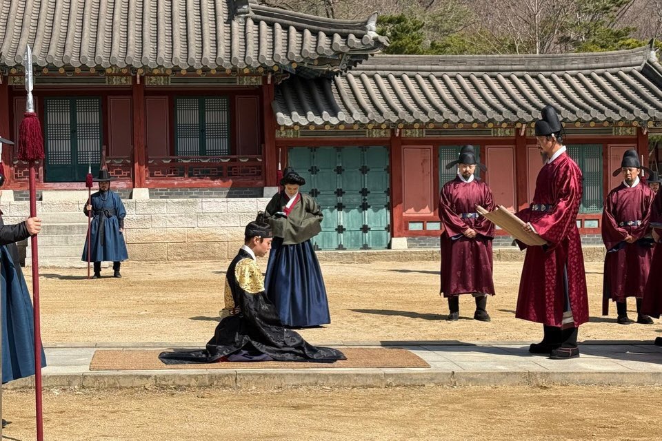 lmbcdl's tweet photo. 왕사남 비하인드 사진만 보면
가슴이아려와…하…단종안아…홍위안아… https://t.co/fgwCryA62u