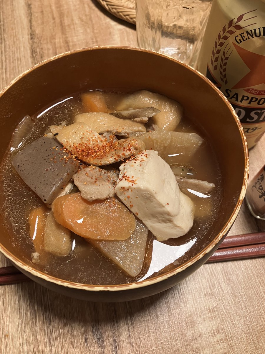 夜は昨日仕込んだけんちん汁で一杯🍶ネギを買い忘れる痛恨のミスをしたけれど、里芋の代わりに長芋入れたら調理が楽で代用品として良いということに気づき良いこともあった。人生はトントン。