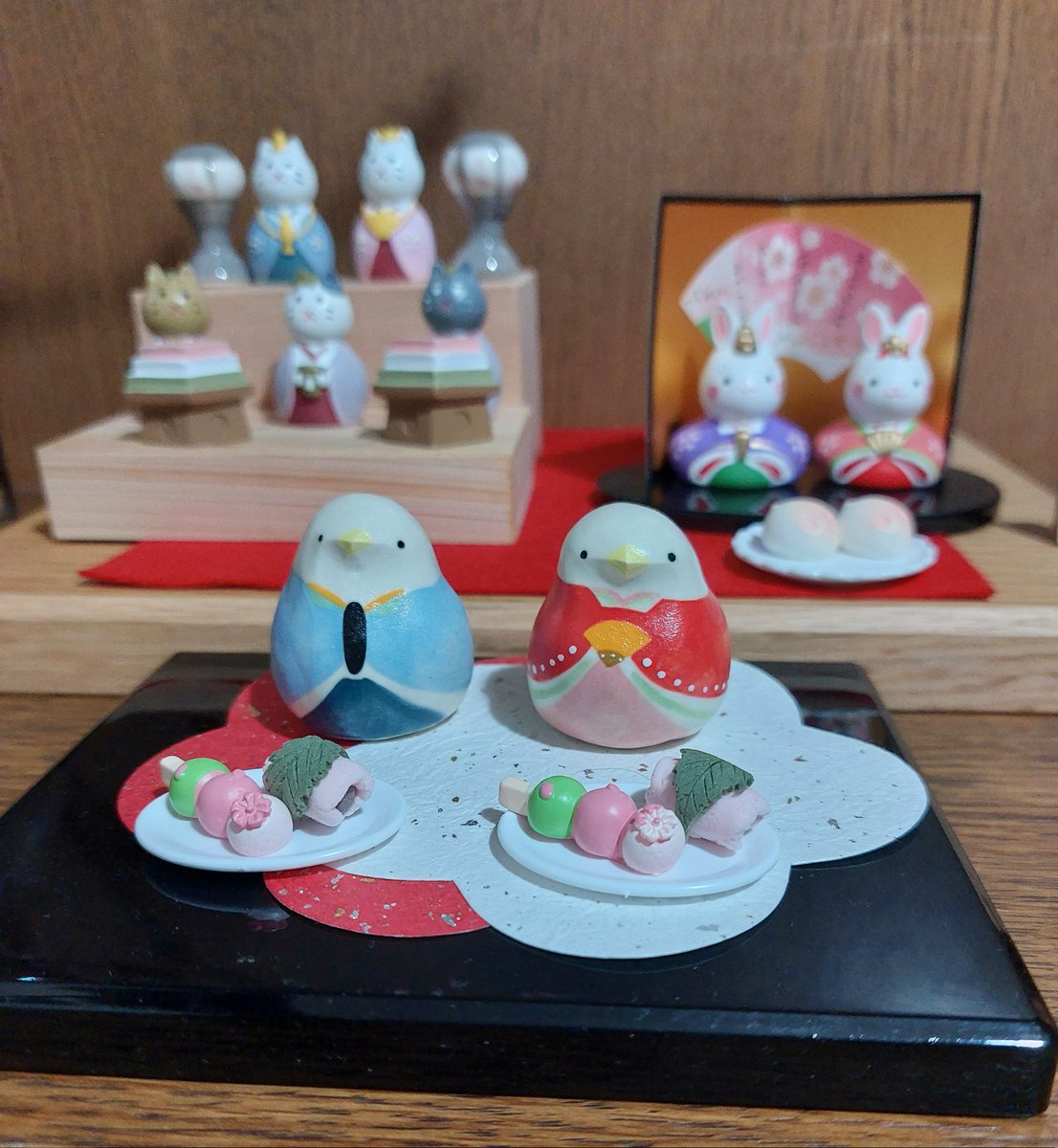 ひな祭りにしたよ。トリちゃんお雛様の前の桜もちは私が作りました。かわいくできた✌