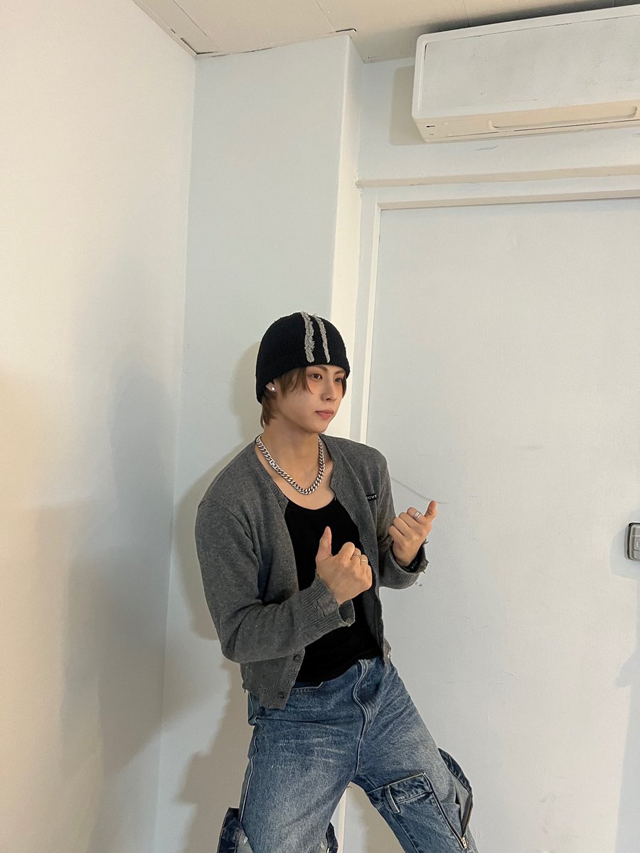 beboys_official's tweet photo. [#민준]

목마 탈 비버?!!

#비보이즈 #BEBOYS
#MINJOON https://t.co/R4KfRSW8tQ
