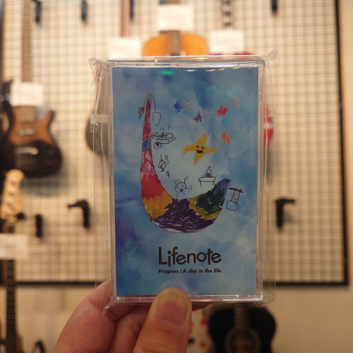 upsloperecords's tweet photo. 【新入荷情報】
滋賀県発スリーピースロックバンドLifenoteの2曲入りカセットテープ入荷しました！
メロディセンス抜群の2曲、DIY製作のジャケットも可愛い！
 
付属QRコードからダウンロードもできます！

Lifenote - Progress/A day in the life
Price : ¥500
https://t.co/LgtbiXMUR8 https://t.co/vVbeHyR2WO