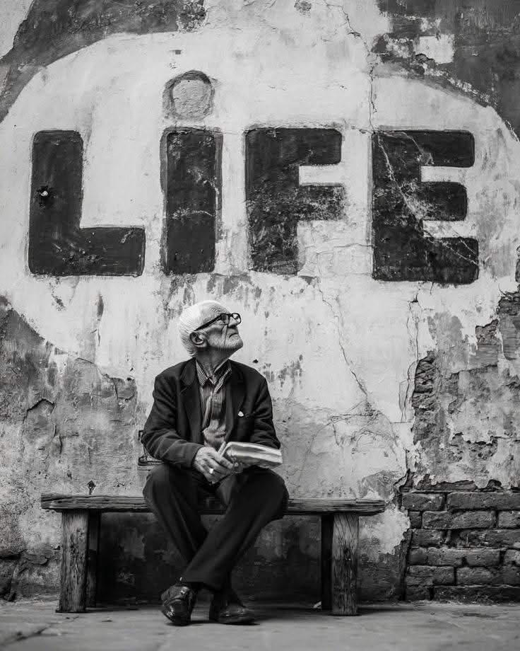 "No quiero que aceptes el mundo tal como es. Quiero que lo inventes. Quiero que tengas ese talento. Crear tu propia realidad. Tus propias normas".
Chuck Palahniuk