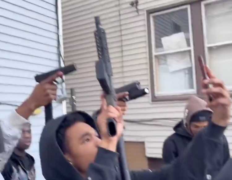 Şok görüntüler! Suça sürüklenen çocuklar mı (SSÇ) yoksa suça balıklama atlayanlar (SBAÇ) mı? jonturk.tr/suca-suruklene…