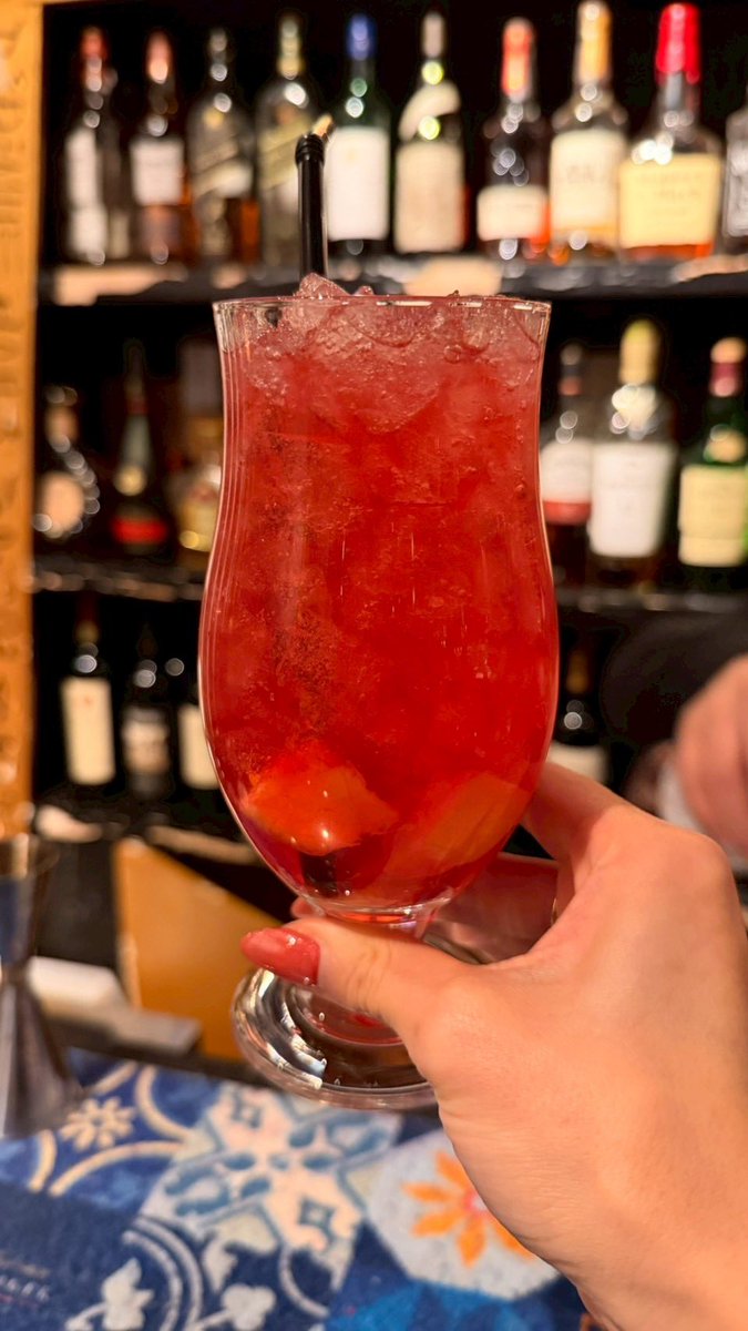 Grand_Pyramid's tweet image. 👑✨ オリジナル・シグネチャーカクテル
「クレオパトラ」 🍸🌹

伝説のエジプト女王 クレオパトラ にインスパイアされ、エジプト人オーナーが特別に創り上げた唯一無二の一杯✨

鮮やかなハイビスカスティーの酸味に、優雅なローズの香り🌹