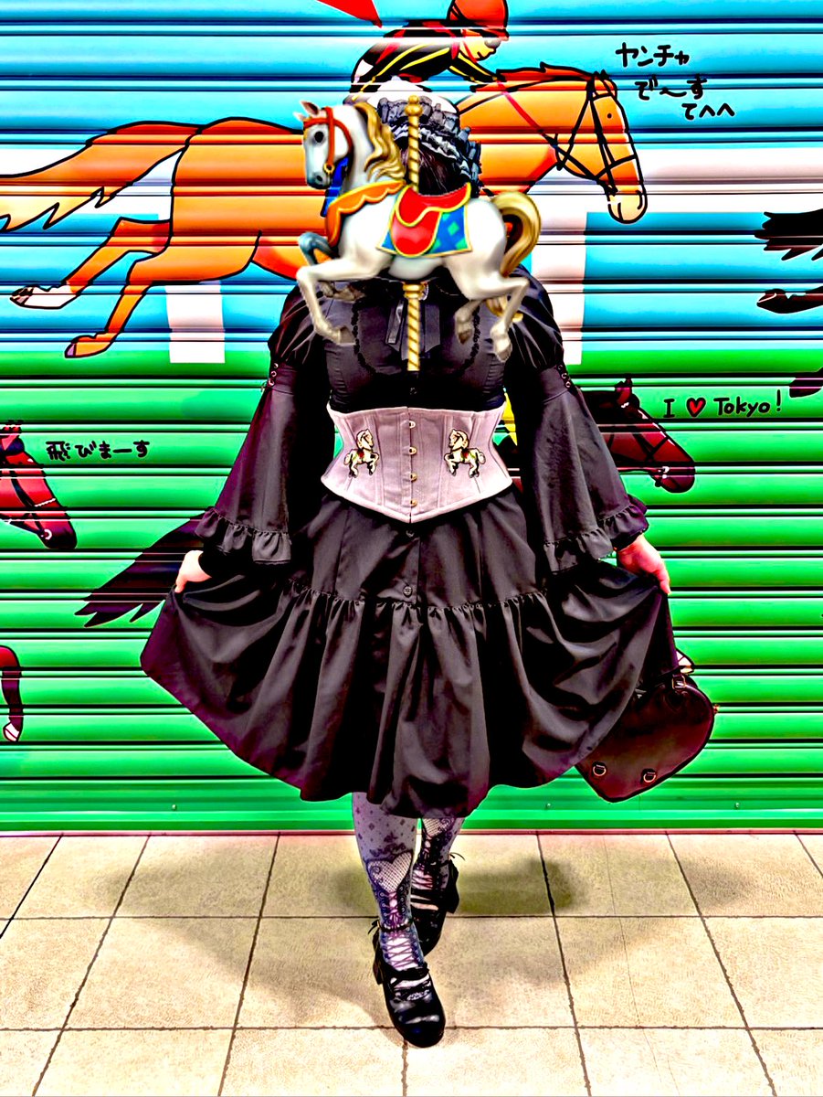 フェブラリーステークスを観に行ってきたひとです🐎午年の女なので縁起物だし………と思い注文した別珍木馬のコルセットがちょうどいいタイミングで出来上がったのでウッキウキで着けてってハッピーハッピーや