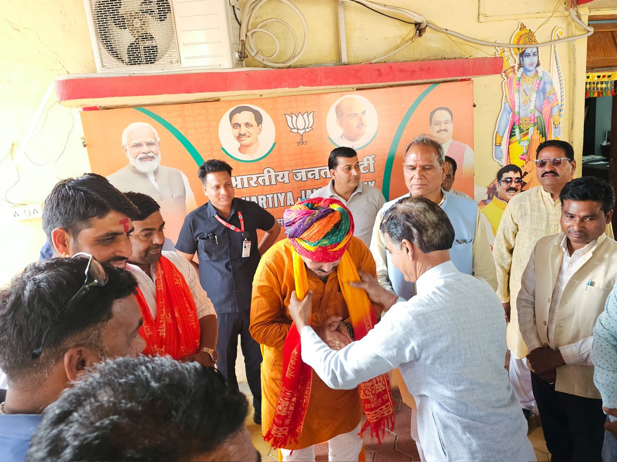 gautamtetwalbjp's tweet photo. आज सारंगपुर स्थित सेवा सदन कार्यालय में प्रदेश के ज्ञानी बजट के अंतर्गत करौदी से हीरापुर सड़क स्वीकृत होने की खुशी में पढ़ाना मंडल के कार्यकर्ताओं एवं ग्रामवासियों द्वारा आत्मीय एवं भव्य स्वागत किया गया। https://t.co/kUEMJxFiIc