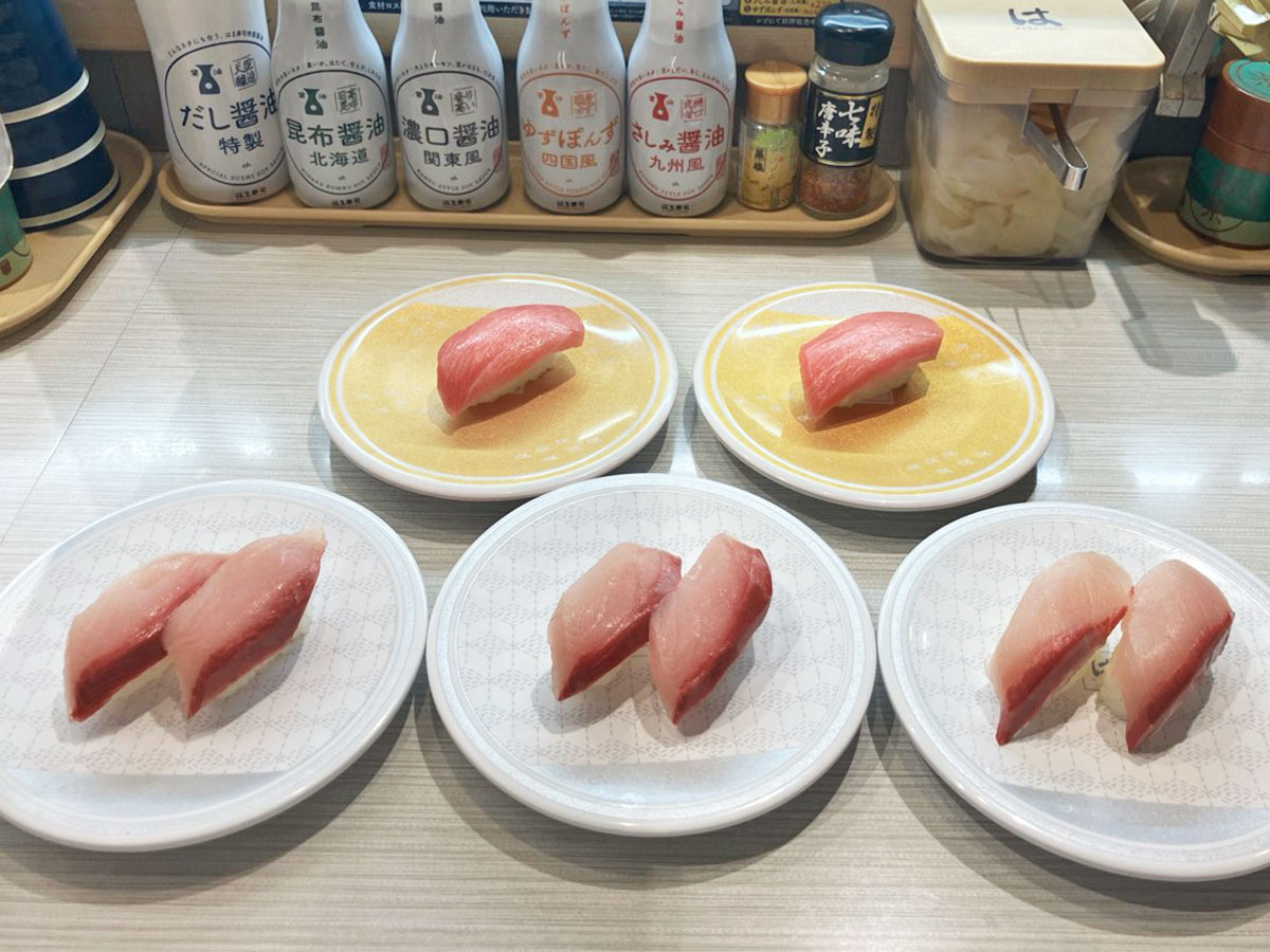 hamasushi_jp's tweet photo. ＼\　💡クイズの答え🐈　/／
 
動画の中に登場したお寿司は…
 
地中海産本鮪大とろ　2皿🍣🍣
￣￣￣￣￣￣￣￣￣￣￣￣￣￣￣
活〆ぶり　3皿🍣🍣🍣
￣￣￣￣￣￣￣￣￣￣￣￣
でした‼🐈‍⬛✨
 
みなさん分かりましたか❓🐾
 
#はま寿司 https://t.co/dOmyGzUiGq