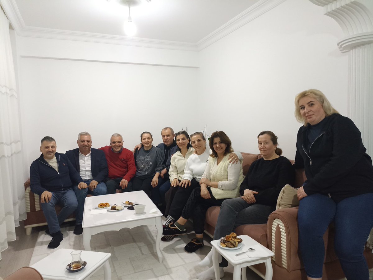 Türkiye’nin nüfus yoğunluğu en yüksek ilçesi Esenyurt’tayız, işçi evlerindeyiz.

Bir yanda işçi ve emekçilerin alın teriyle servetine servet katanlar…
Diğer yanda emekli olduğu halde çalışmak zorunda kalanlar; aynı evde beş kişinin geliriyle ancak yoksulluk sınırına